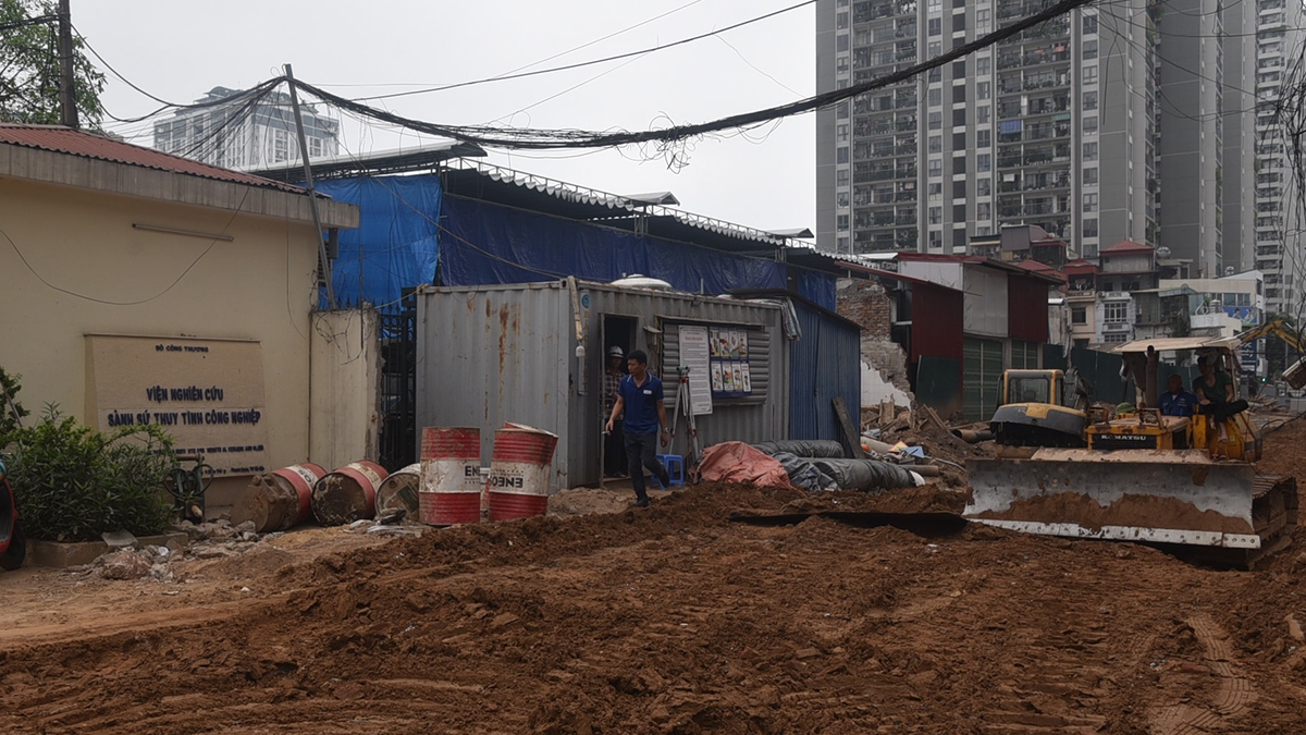 Cụ thể, sau thu hồi giải phóng mặt bằng những diện tích này không còn đủ điều kiện diện tích mặt bằng để xây dựng công trình. Thế nhưng công trình bê tông kiên cố vẫn mọc lên cao 2 tầng.