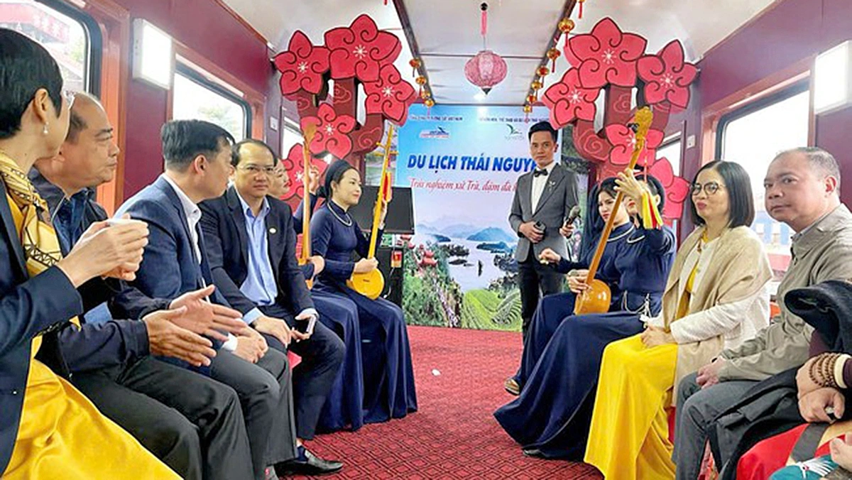 Du khách trải nghiệm tuyến du lịch đường sắt Hà Nội - Thái Nguyên.