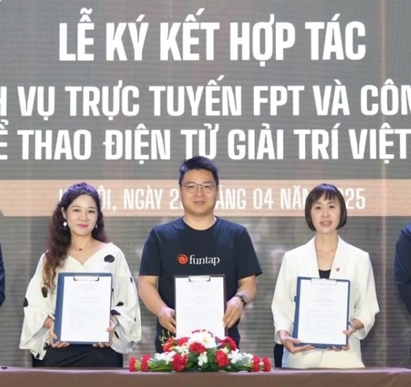 Representatives of VIRESA, Funtap and FPT Online (from right to left) sign their cooperation agreement on April 25 in Hanoi. (Photo: The Courtesy of Organisers)