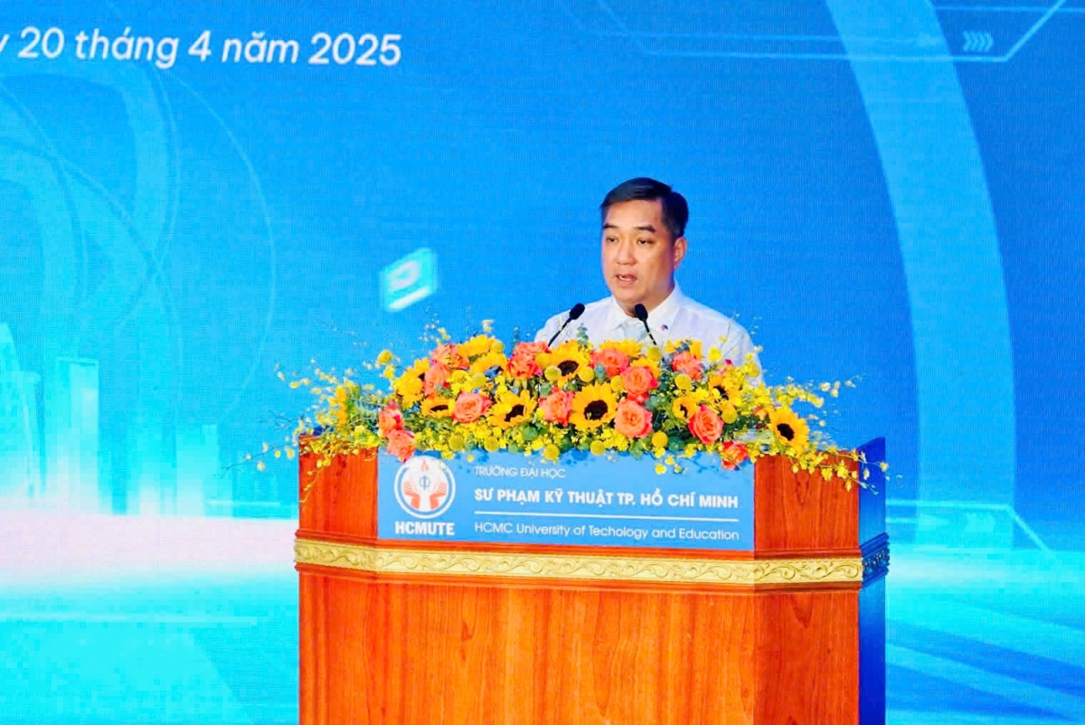 Ông Hồ Minh Hoàng phát biểu tại chương trình