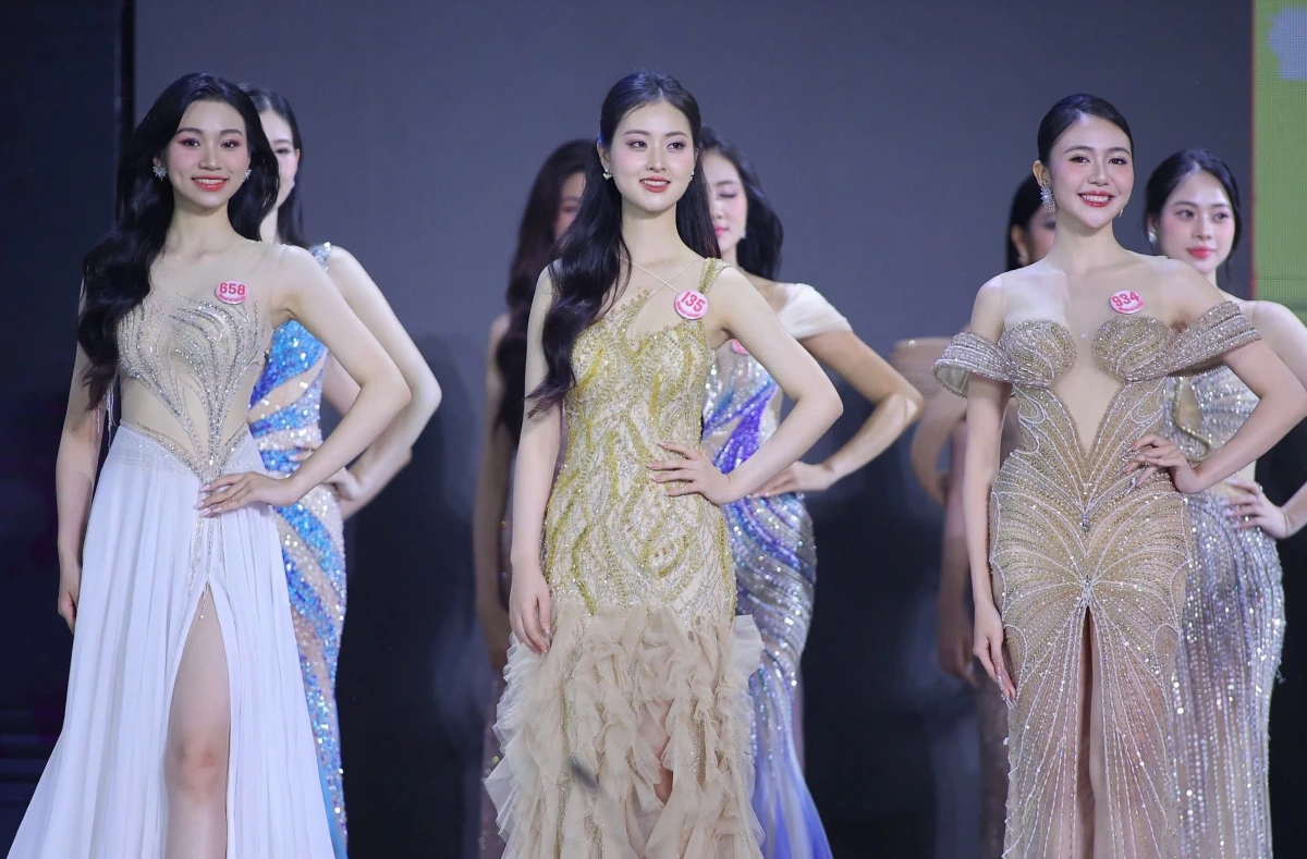 Khác với vẻ dịu dàng của áo dài và năng động của áo tắm, váy dạ hội giúp thí sinh bộc lộ được khía cạnh sang trọng, kiêu sa