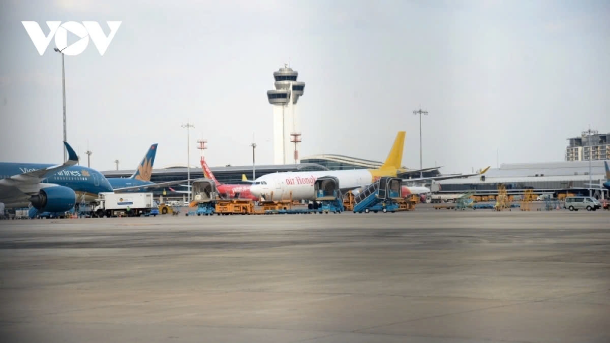 Cục Hàng không Việt Nam yêu cầu Cảng hàng không Quốc tế Tân Sơn Nhất tăng cường giám sát chặt chẽ hoạt động phương tiện trên khu bay, kịp thời phát hiện các vi phạm quy định an toàn khai thác.