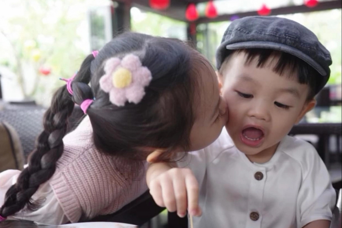 Đàm Thu Trang tranh thủ đưa hai con Suchin, Sutin đi chơi trước khi con gái lớn Suchin vào lớp Một. Cường Đôla cho biết vì bận rộn công việc, anh không thể đi cùng vợ con trong chuyến du lịch này.