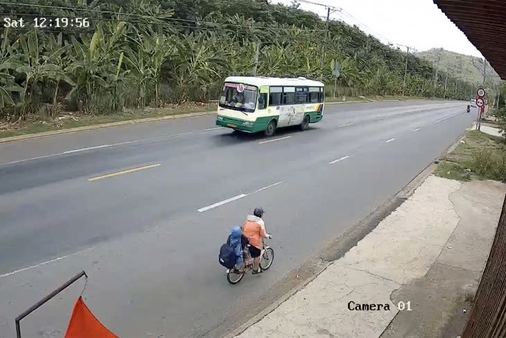 Hai anh em ruột mang theo mì gói, nước uống, ống bơm chở nhau từ Đồng Nai lên TP.HCM để xem diễu binh, diễu hành - Ảnh cắt từ clip.