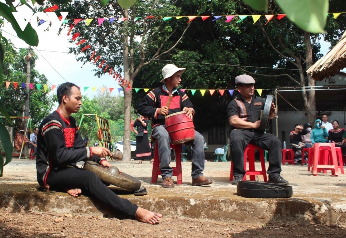Men then arrange a set of gongs ahead of the main ritual.