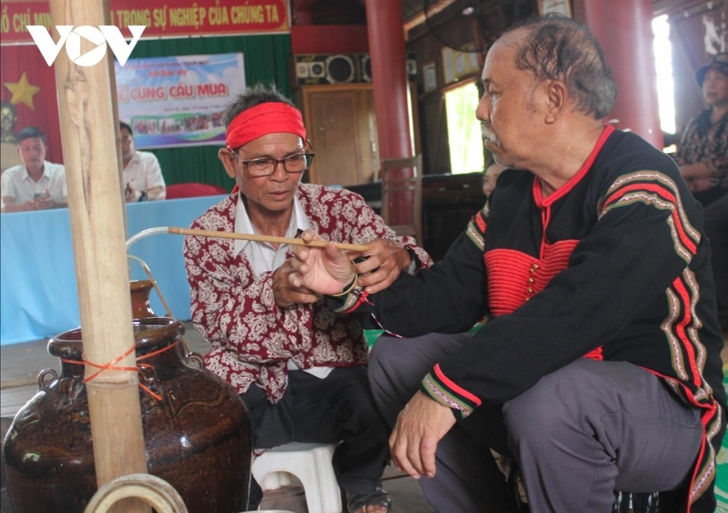 After the ritual, all of the villagers eat and drink together in the communal house.