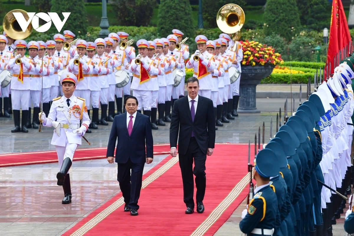 Thủ tướng Phạm Minh Chính và Thủ tướng Tây Ban Nha Pedro Sánchez duyệt đội danh dự Quân đội nhân dân Việt Nam.
