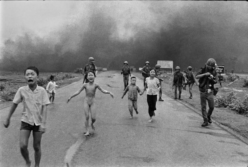 Bức ảnh "Em bé Napalm" của Nick Út tố cáo tội ác của đế quốc Mỹ.
