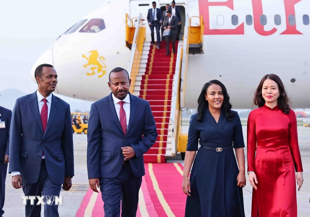 Chiều tối 14/4, Thủ tướng Ethiopia Abiy Ahmed Ali và Phu nhân Zinash Tayachew đến Hà Nội, bắt đầu thăm chính thức Việt Nam và tham dự Hội nghị thượng đỉnh Diễn đàn Đối tác vì Tăng trưởng xanh và Mục tiêu toàn cầu (P4G) lần thứ tư từ ngày 14/4 đến ngày 17/4, theo lời mời của Thủ tướng Phạm Minh Chính và Phu nhân. (Ảnh: TTXVN)