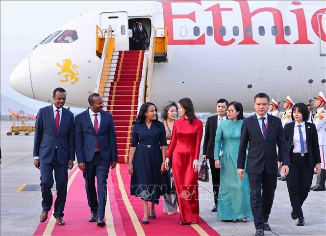 Thứ trưởng Ngoại giao Nguyễn Minh Hằng đón Thủ tướng Ethiopia Abiy Ahmed Ali và Phu nhân tại Sân bay quốc tế Nội Bài. Ảnh: TTXVN