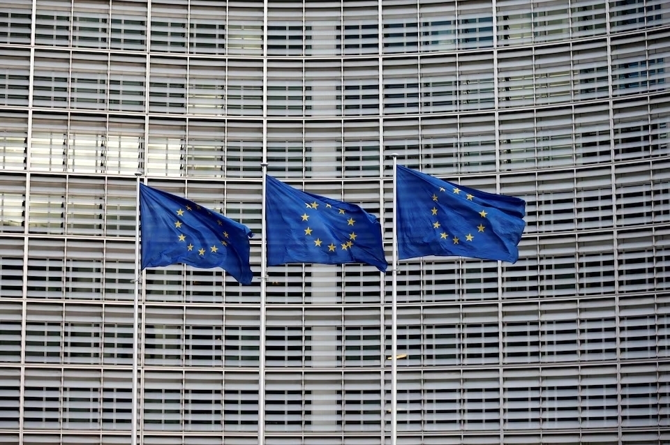 EU tạm dừng biện pháp trả đũa thuế quan đối với Mỹ. (Ảnh: Reuters)