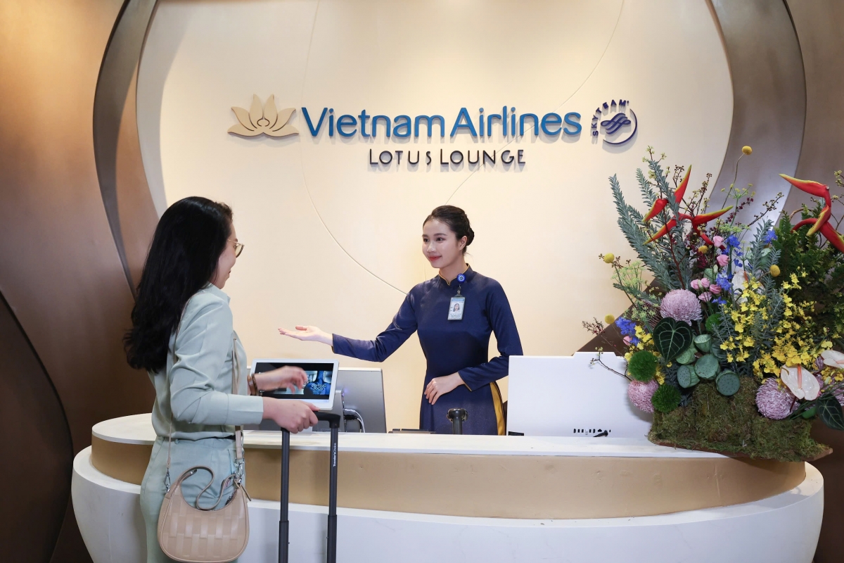 Hành khách đi qua cửa lên máy bay tự động sử dụng sinh trắc CCCD.