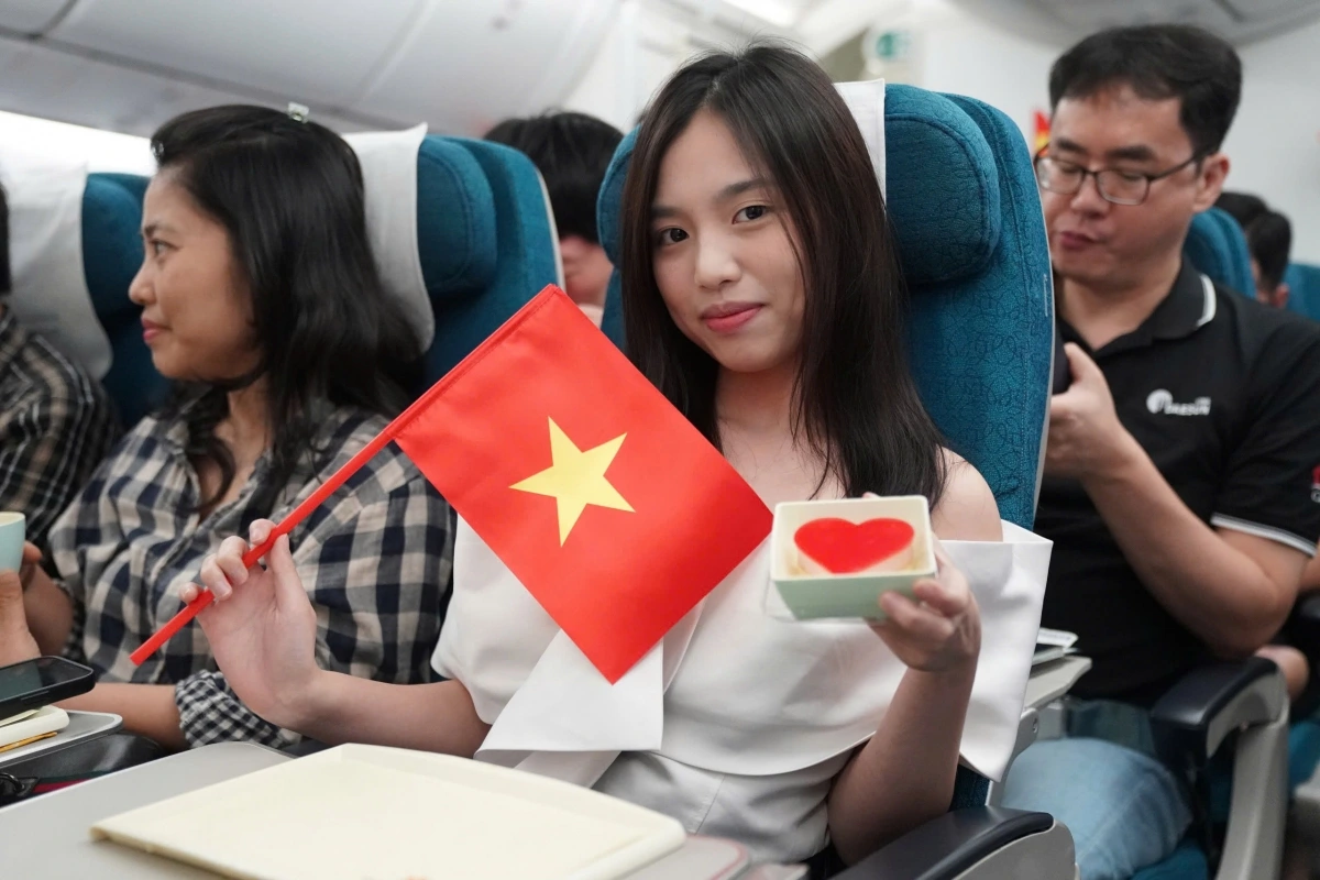 Trong không khí hào hùng của những ngày tháng Tư lịch sử, khi cả nước hướng về kỷ niệm 50 năm Ngày Giải phóng miền Nam, thống nhất đất nước (30/4/1975 – 30/4/2025), Hãng Hàng không Quốc gia Việt Nam - Vietnam Airlines - đã tổ chức những chuyến bay đặc biệt, kèm theo nhiều hoạt động ý nghĩa để tôn vinh ngày Đại lễ của dân tộc.
