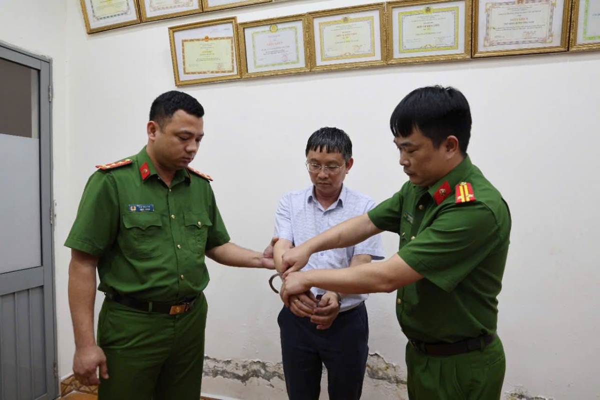 Công an tỉnh Phú Thọ thi hành lệnh giữ người trong trường hợp khẩn cấp với Phó giám đốc Trung tâm kiểm định khu vực II Trần Hồng Hà.