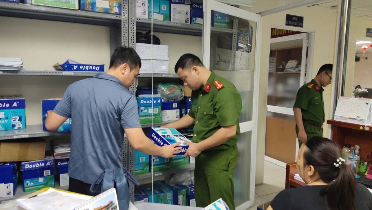 Công an khám xét, thu giữ nhiều tài liệu phục vụ điều tra.