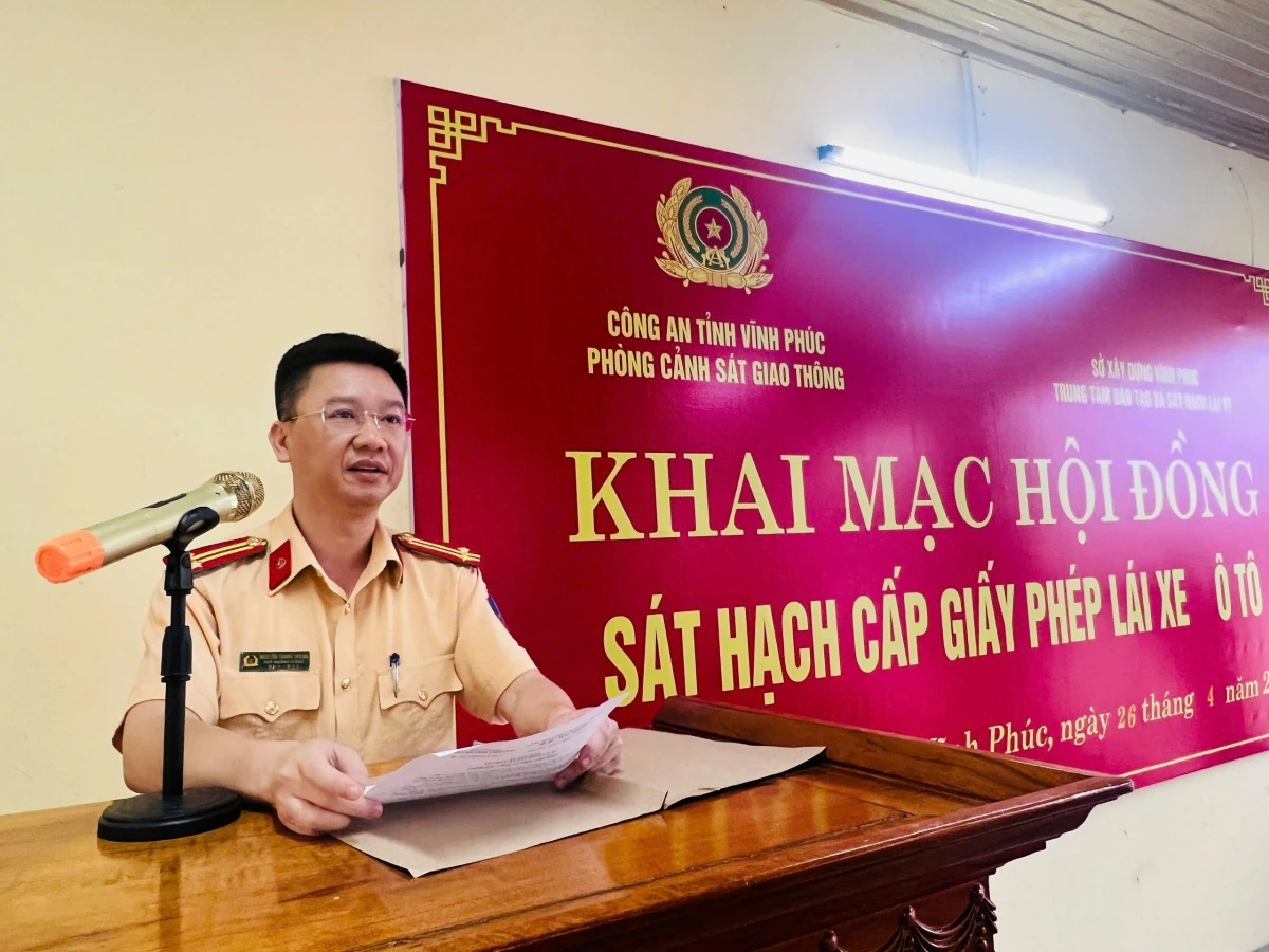 Công an tỉnh Vĩnh Phúc tổ chức kỳ sát hạch lái xe đầu tiên. Ảnh Song Thu.