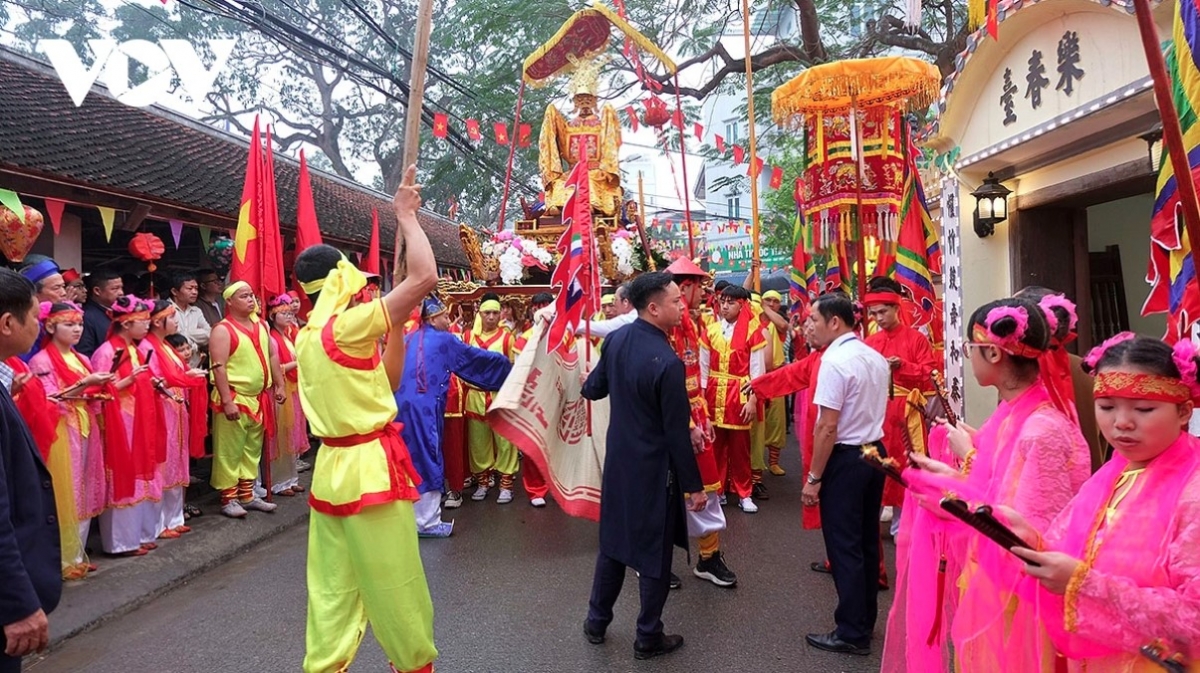 The boat racing competition is held from the ninth to the 11th day of the third lunar month in Tay Tuu ward, Bac Tu Liem district, Hanoi. This year's event running from April 6 to 8 features a variety of cultural activities.