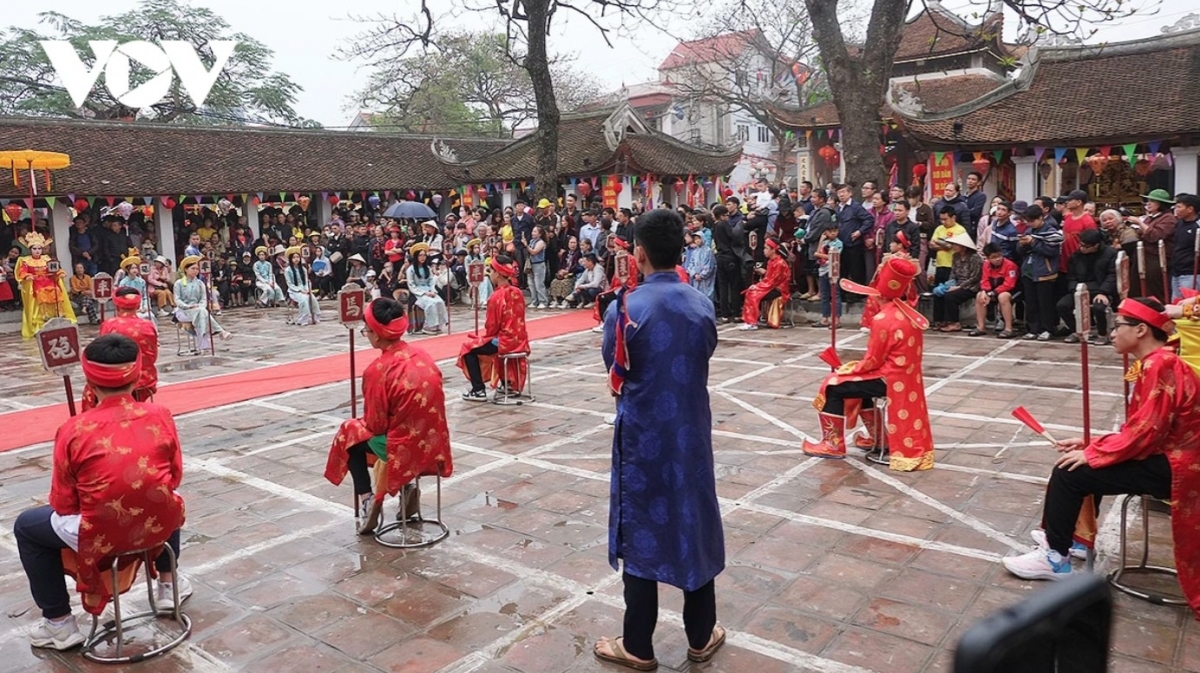 The cờ người (human chess) competition and many folk games are organised as part of the festival.