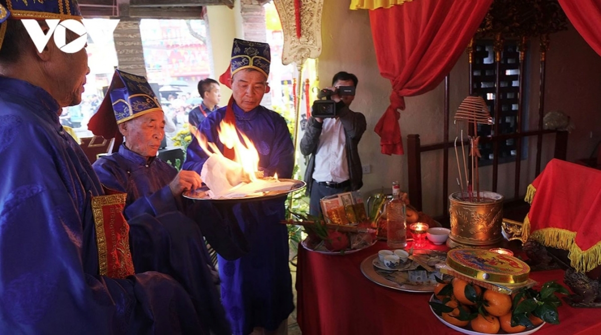 The event is held to commemorate the tutelary god Bach Hac Tam Giang. Before taking part in the competition, rowers offer incense at the communal house.