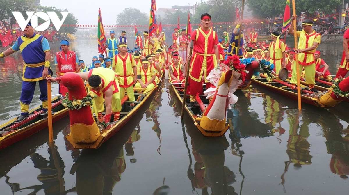 The race on Pheo River attracts the participation of hundreds of rowers in six boats.