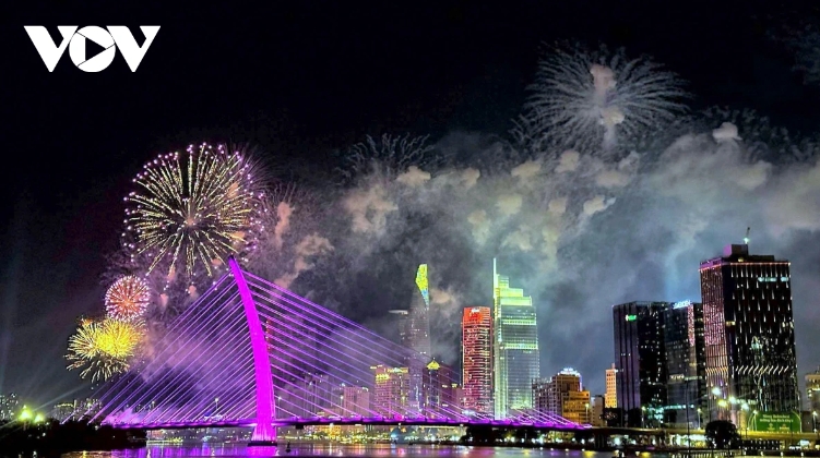 The fireworks, along with the artistic lighting on Ba Son Bridge, provide a delightful experience