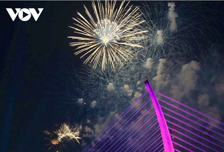 Ba Son Bridge sparkles with stunning fireworks