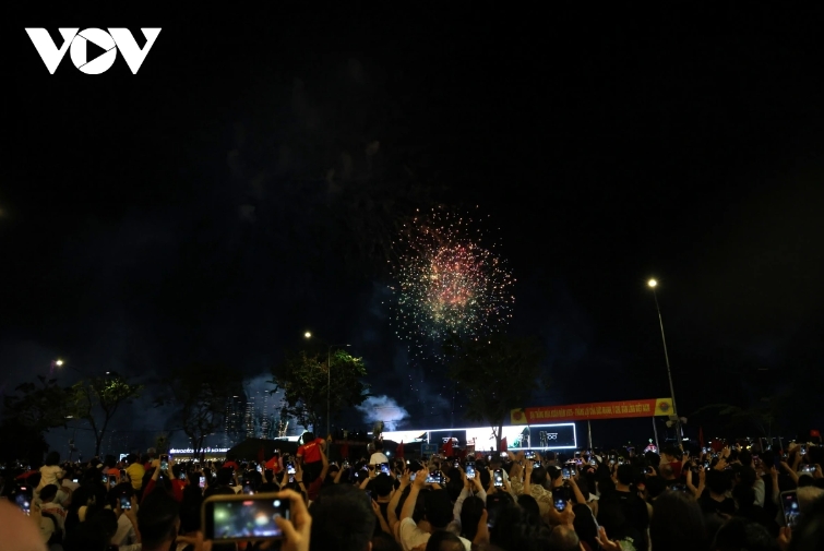  Residents capture the dazzling performance