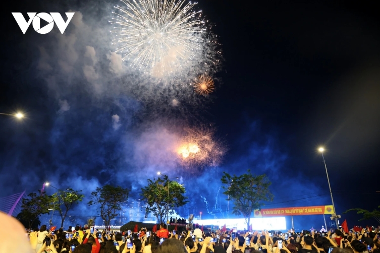  The fireworks are displayed for 10 minutes