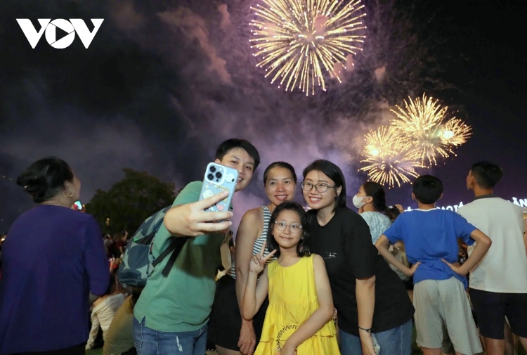 A family takes the opportunity to capture memorable photos