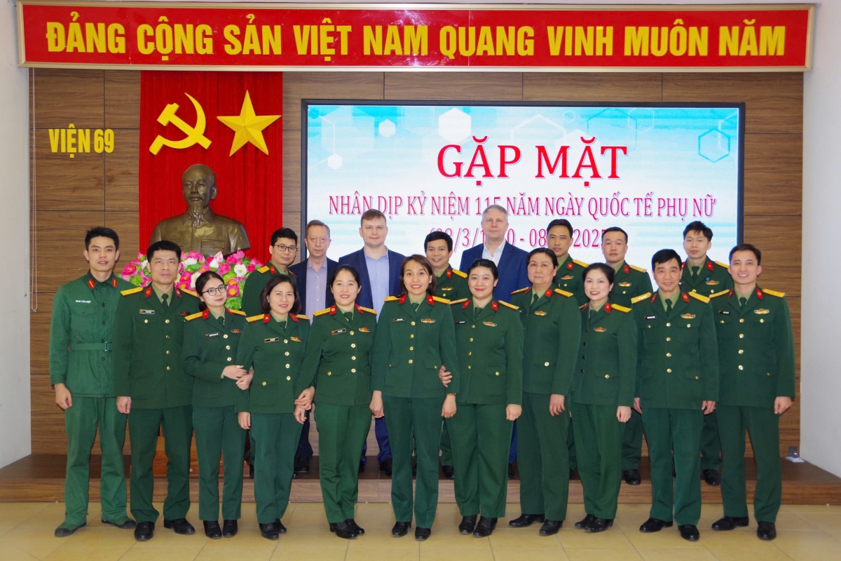  Cán bộ, nhân viên, chiến sĩ Viện 69 mừng Ngày quốc tế phụ nữ.