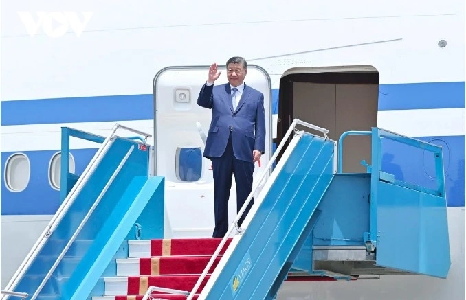 General Secretary and President of China Xi Jinping steps off the plane.