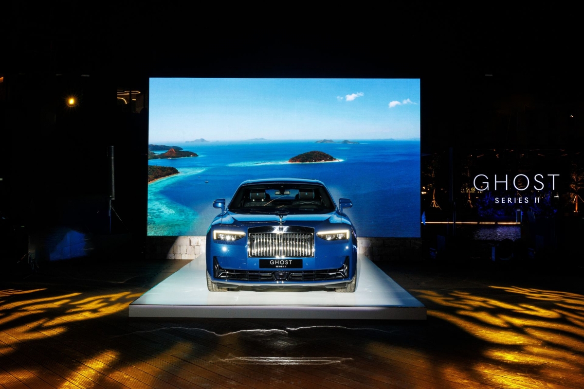 Ghost Series II ghi điểm với phong cách thiết kế nguyên khối đặc trưng của thương hiệu Rolls-Royce với lưới tản nhiệt Pantheon có tính năng phát sáng, cùng với sự hiện đại được thể hiện qua dải đèn pha và đèn ban ngày được tinh chỉnh nhằm nhấn mạnh chiều rộng 2148 mm ấn tượng của chiếc xe.
