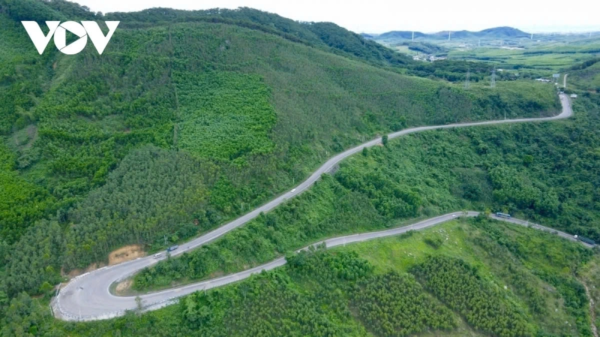 Đèo An Khê (nơi tiếp giáp tỉnh Gia Lai và tỉnh Bình Định) có địa hình dốc, cua hẹp, khiến vận chuyển hàng hoá gặp nhiều khó khăn