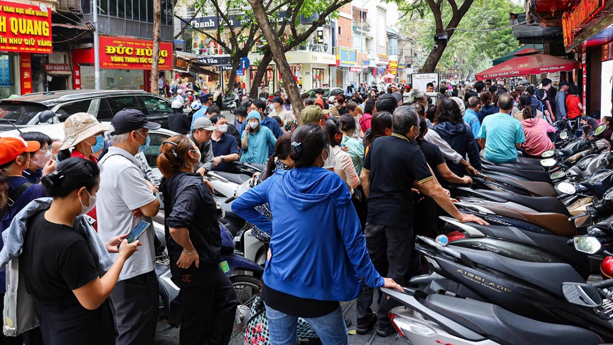 Giá vàng tăng mạnh, người dân lại xếp hàng mua vàng
