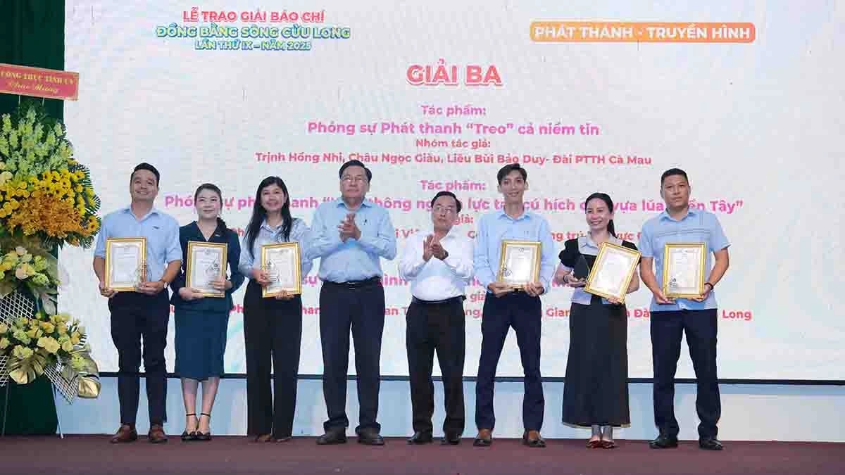 Ban Tổ chức trao giải ba cho các tác giả, nhóm tác giả
