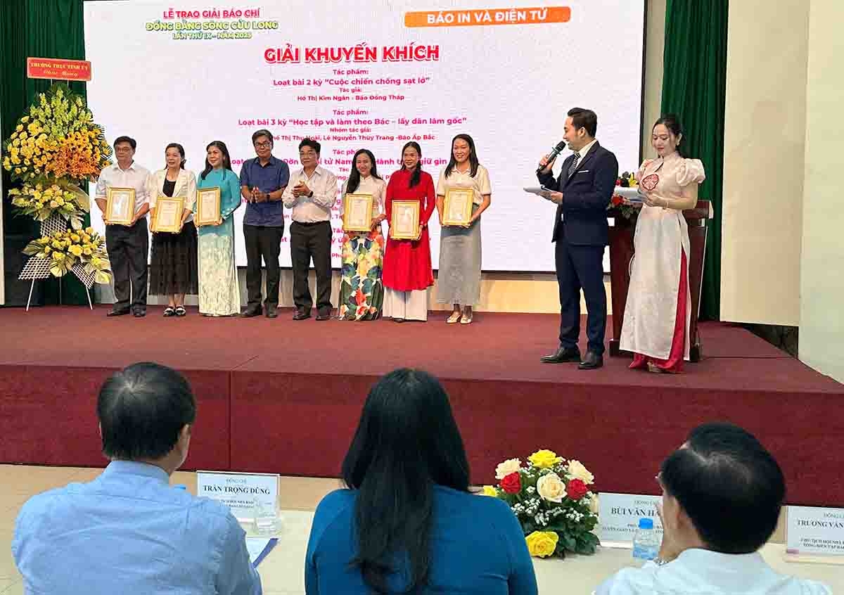Ban Tổ chức trao giải khuyến khích cho tác giả, nhóm tác giả