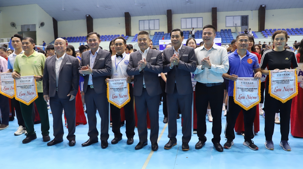 Đại diện Ban tổ chức trao cờ lưu niệm cho các đội tham gia giải đấu.