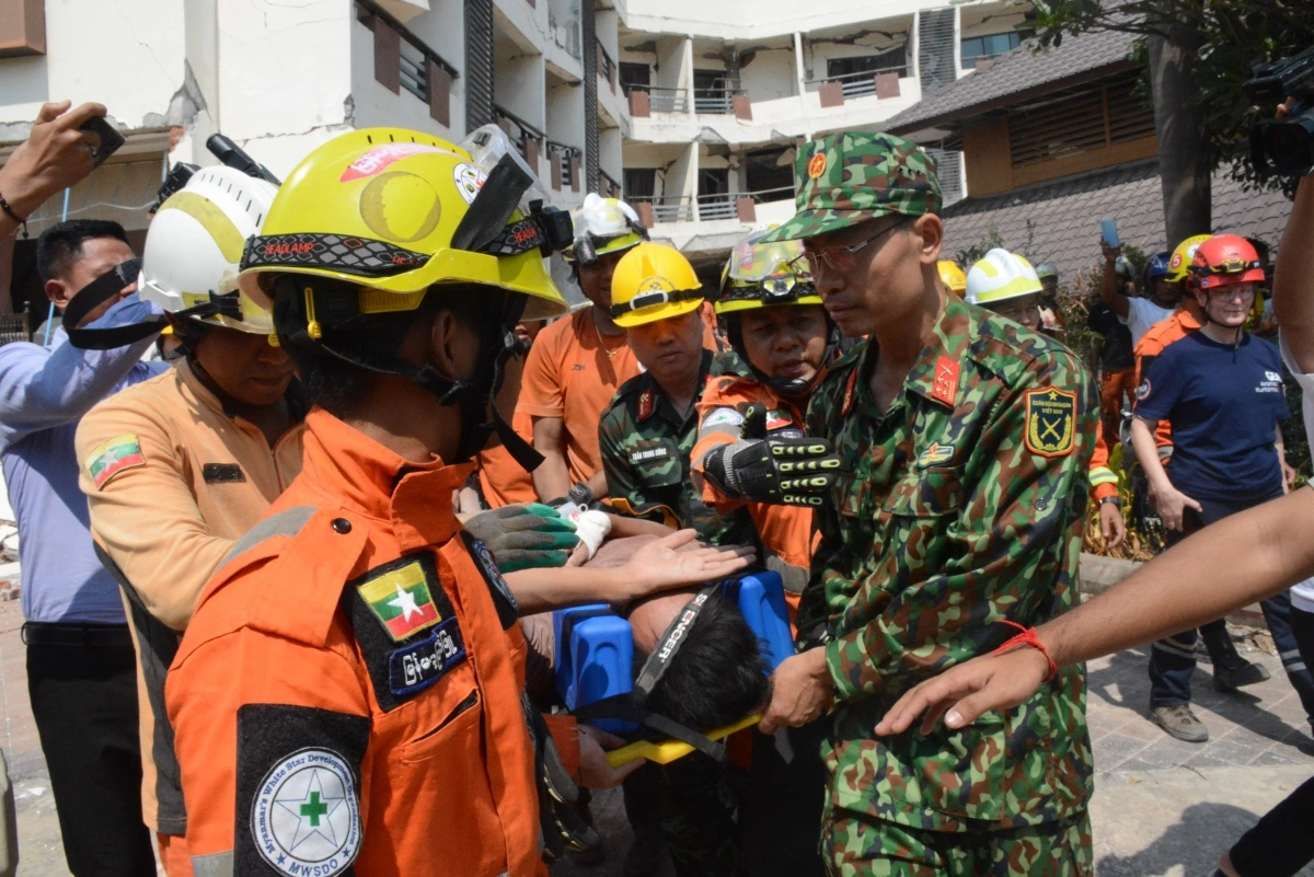 Người được giải cứu là anh Htet Maung Maung (26 tuổi), làm đầu bếp trong khách sạn Aye Chan Thar