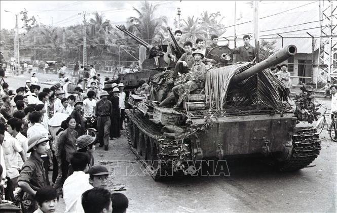 Xe tăng quân giải phóng tiến vào giải phóng Nha Trang, Khánh Hòa. (Ảnh: TTXVN)