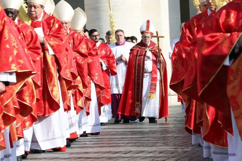 25/3/2018: Giáo hoàng Francis, cùng với các hồng y, diễu hành đến quảng trường Thánh Peter trong buổi Thánh lễ Chúa nhật Lễ Lá tại Vatican, tháng 3/2018. Ảnh: Getty