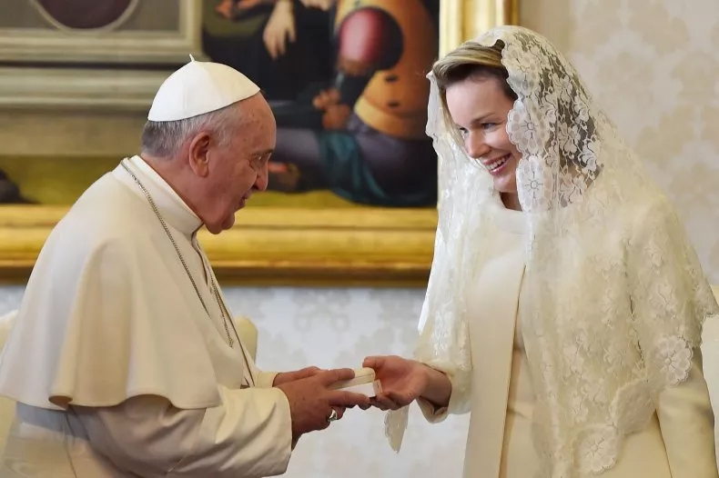 Giáo hoàng Francis gặp gỡ Hoàng hậu Mathilde của Bỉ ngày 9/3/2015. Cuộc gặp gỡ tập trung vào các vấn đề nhân đạo, bao gồm công bằng xã hội, giáo dục và sức khỏe tâm thần, những lĩnh vực mà Hoàng hậu Mathilde luôn tích cực ủng hộ. Ảnh: Getty
