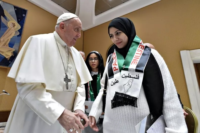 Giáo hoàng Francis gặp gỡ các gia đình người Palestine ở Gaza trong một cuộc gặp tại Vatican ngày 22/11/2023. Ảnh: Getty