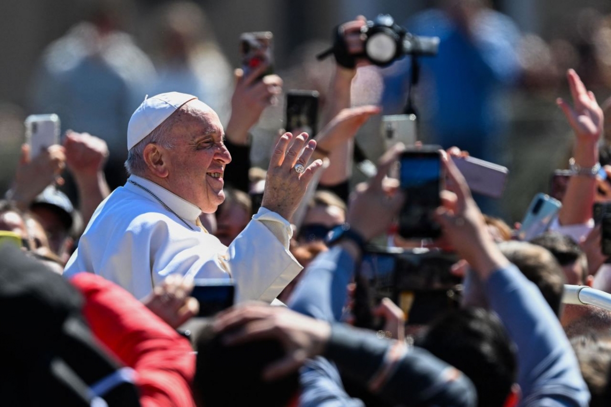Giáo hoàng Francis vẫy tay từ chiếc popemobile khi diễu hành qua quảng trường Thánh Peter sau Thánh lễ Phục Sinh tại Vatican, năm 2023. Ảnh: Getty