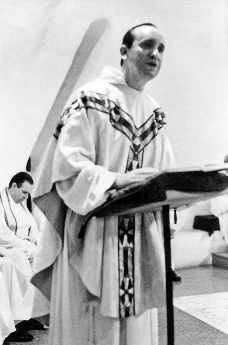 Năm 1969, ông chính thức được phong chức linh mục, bắt đầu hành trình kéo dài nhiều thập kỷ. Ảnh: Getty