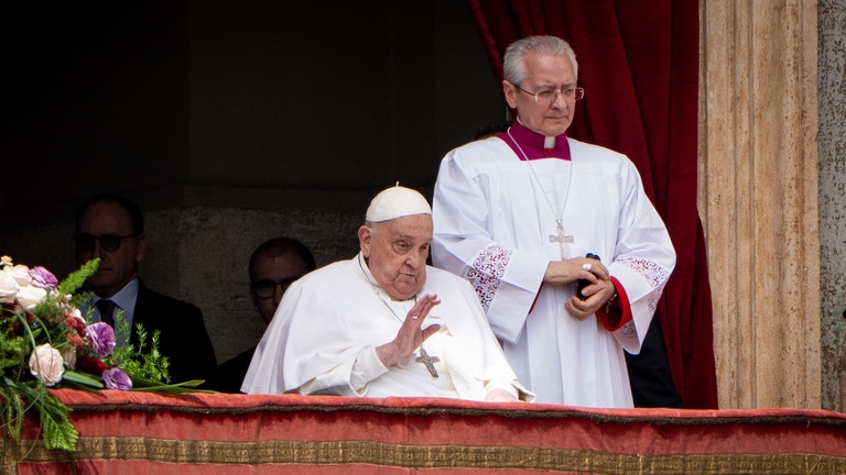 Giáo hoàng Francis ban phước lành từ ban công của Vương cung thánh đường Thánh Peter. Ảnh: RT