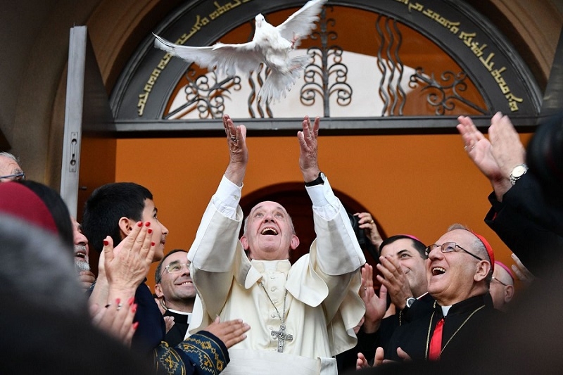 Giáo hoàng Francis thả chim bồ câu biểu tượng cho hòa bình khi ở Tbilisi, Georgia, vào tháng 9 năm 2016. Ảnh: CNN