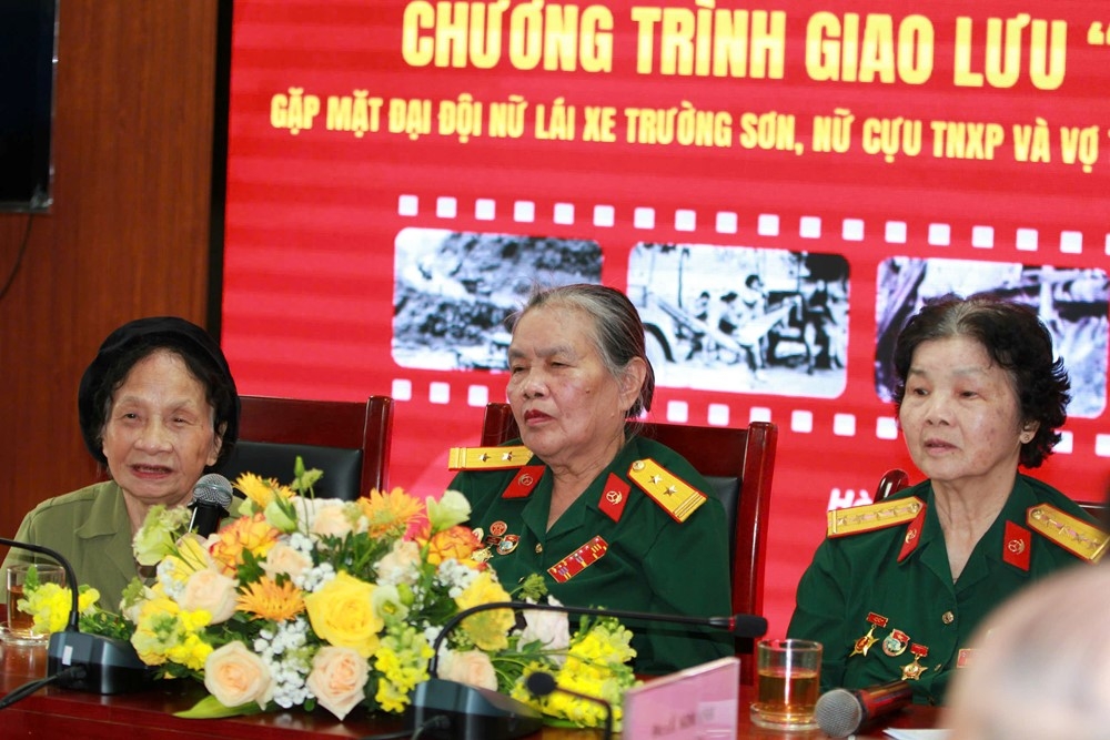 Bà Nguyễn Thị Hòa, Bùi Thị Vân và Hoàng Thị Kim Vinh tại buổi giao lưu.