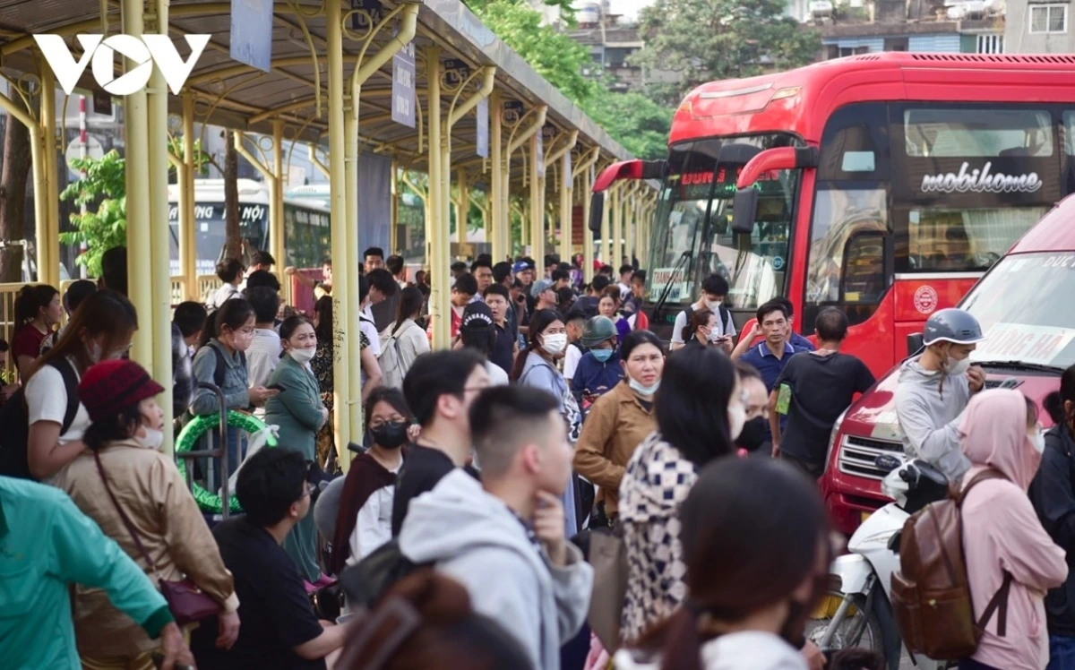 My Dinh, Giap Bat, and Nuoc Ngam, three of the major bus stations in the capital, are packed with returnees on the final working day on April 29 before the national holiday.