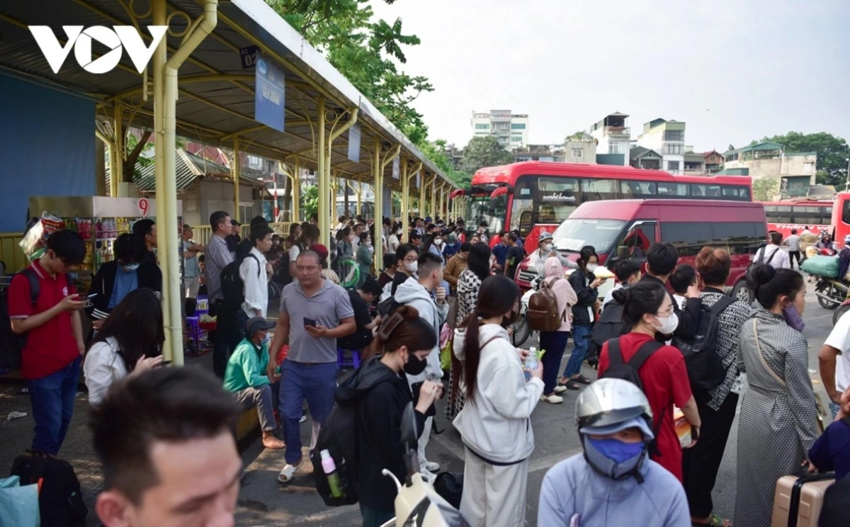 Buses are added to some routes to meet people’s travel demand during the national holiday.