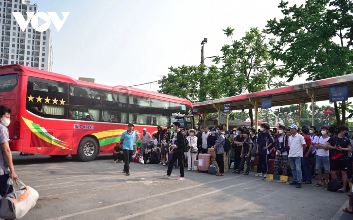 Workers will enjoy a five-day break from April 30 to May 4 for the Reunification Day (April 30) and International Workers’ Day (May 1) this year. The peak period on April 29 and April 30 is forecast to see a huge number of returnees in bus stations across the capital city.